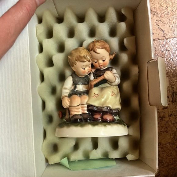 Authentic Hummel figurine “the smart little sister” - Picture 8 of 12